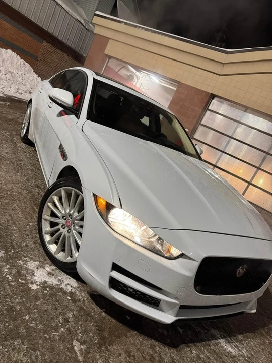 2018 Jaguar XE - Image 5 of 10