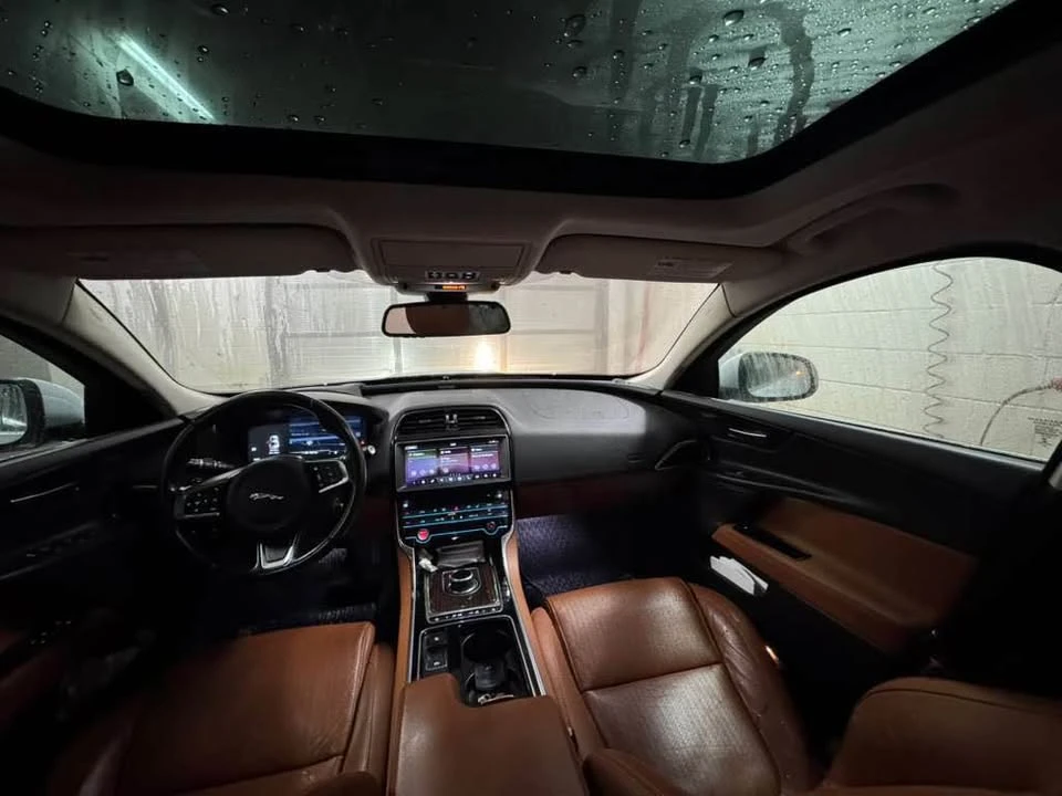 2018 Jaguar XE - Image 8 of 10