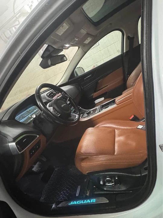2018 Jaguar XE - Image 9 of 10