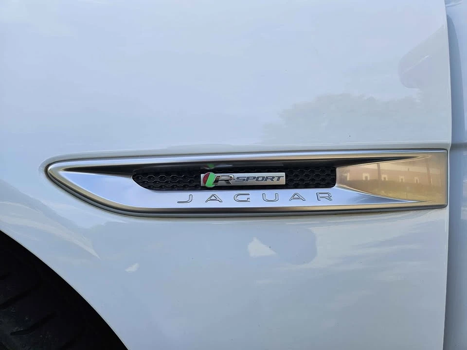 2018 Jaguar XE - Image 11 of 20