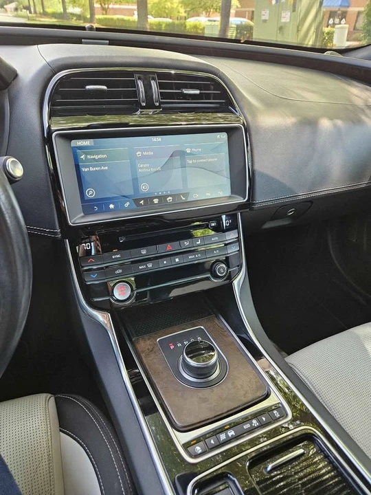 2018 Jaguar XE - Image 15 of 20