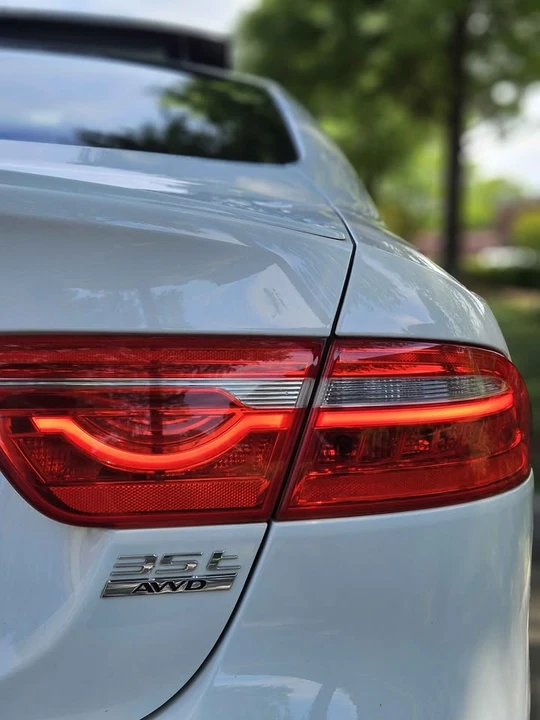 2018 Jaguar XE - Image 12 of 20