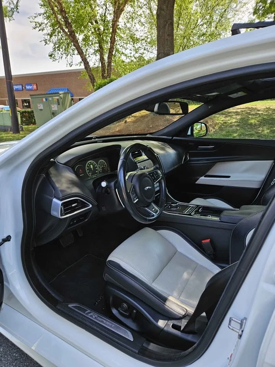2018 Jaguar XE - Image 14 of 20