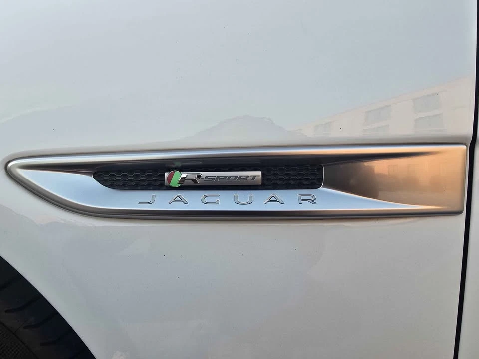 2018 Jaguar XE - Image 9 of 20