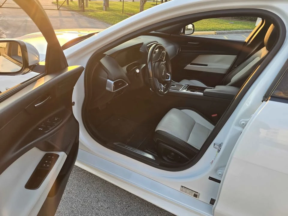 2018 Jaguar XE - Image 15 of 20