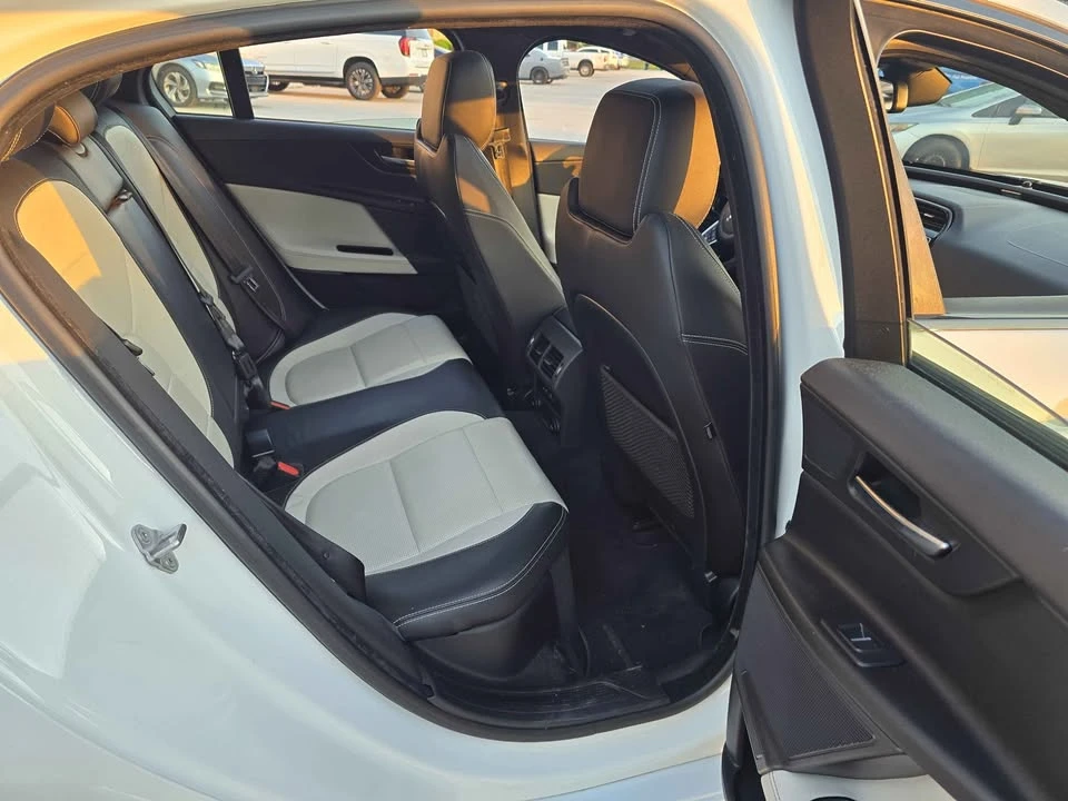 2018 Jaguar XE - Image 18 of 20