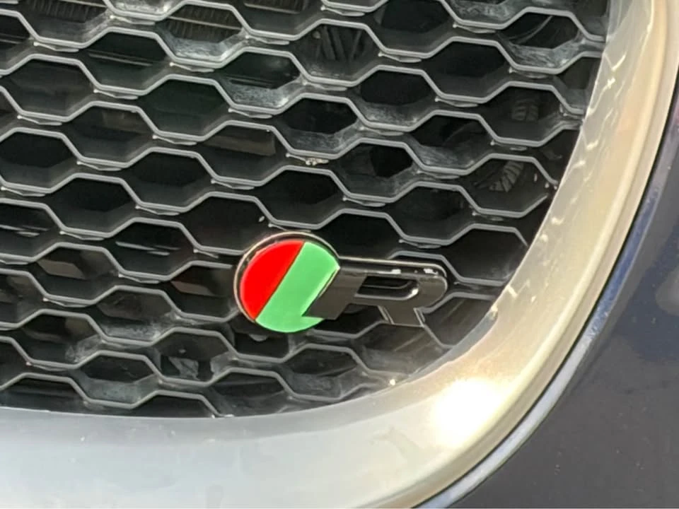 2018 Jaguar XE - Image 9 of 19