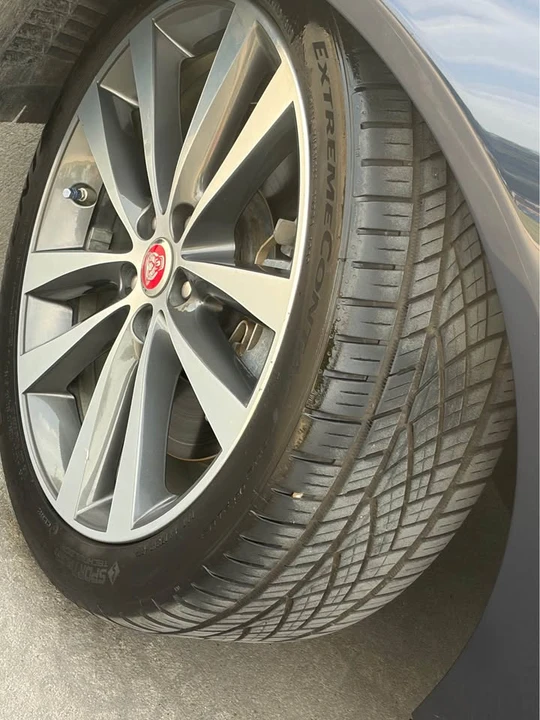 2018 Jaguar XE - Image 10 of 19