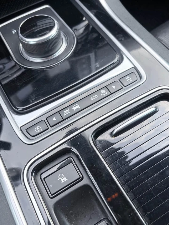 2018 Jaguar XE - Image 17 of 19