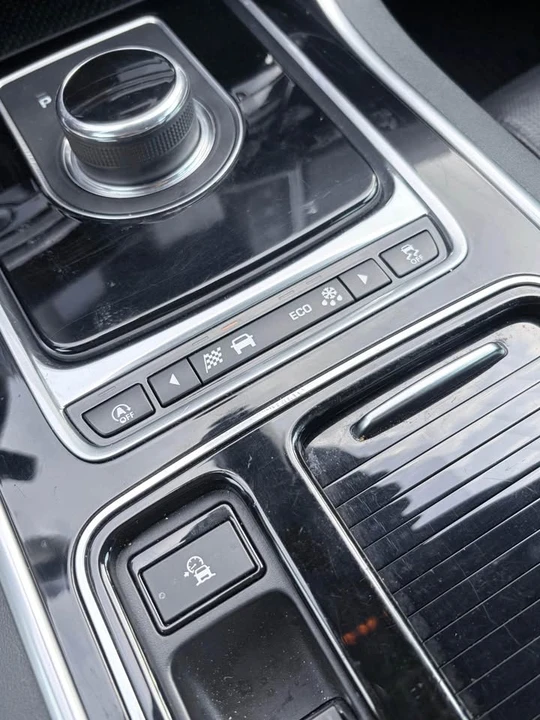 2018 Jaguar XE - Image 17 of 20