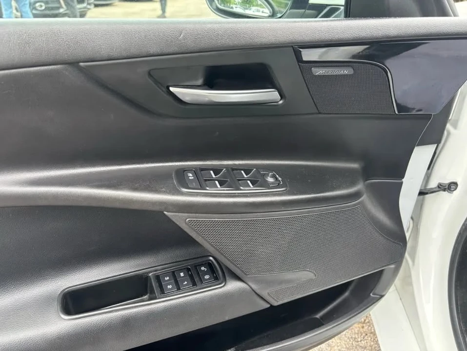 2018 Jaguar XE - Image 5 of 15