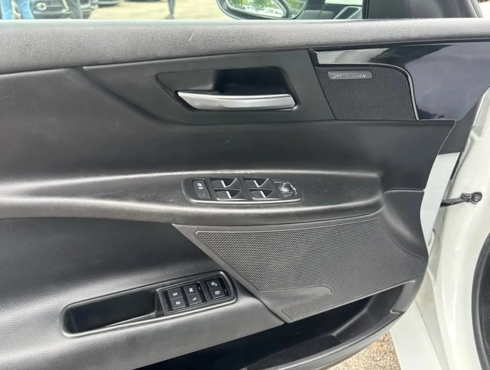 2018 Jaguar XE - Image 15 of 15