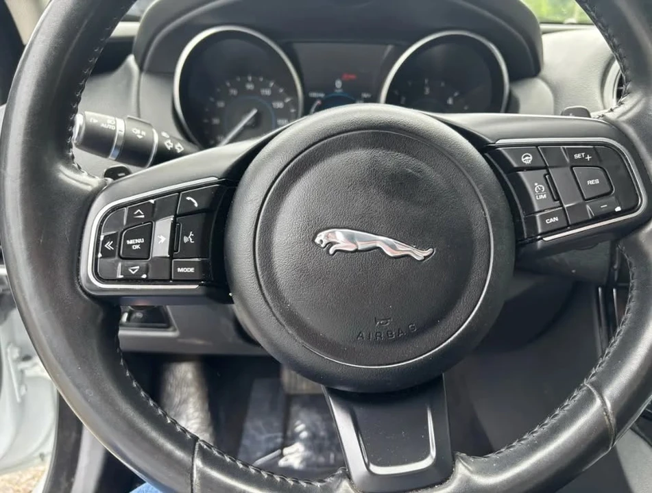 2018 Jaguar XE - Image 13 of 15
