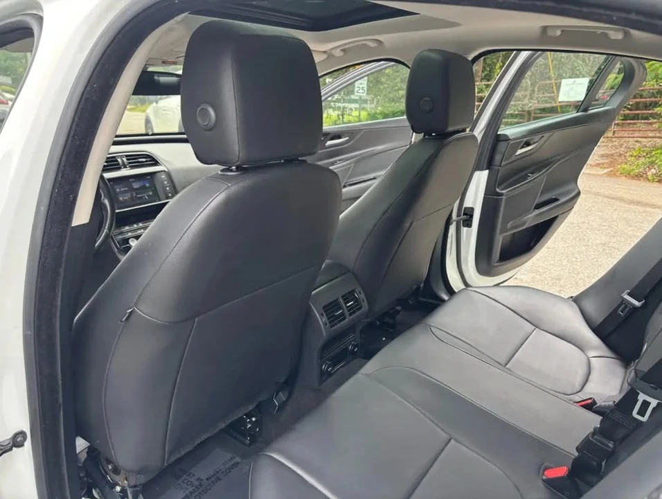 2018 Jaguar XE - Image 10 of 15