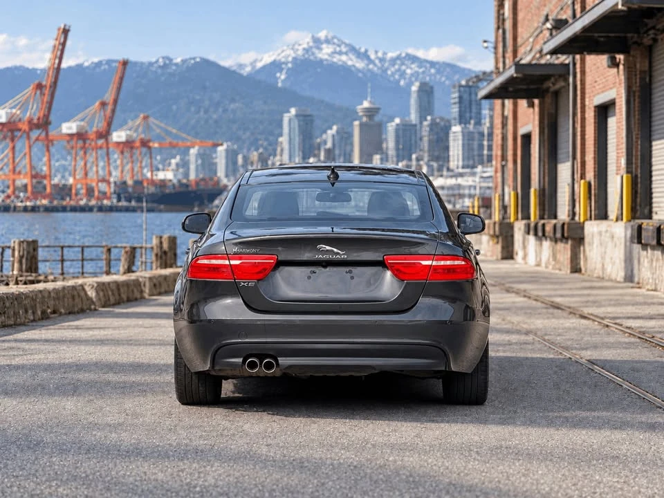 2018 Jaguar XE - Image 5 of 17