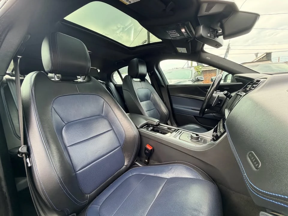 2018 Jaguar XE - Image 10 of 17