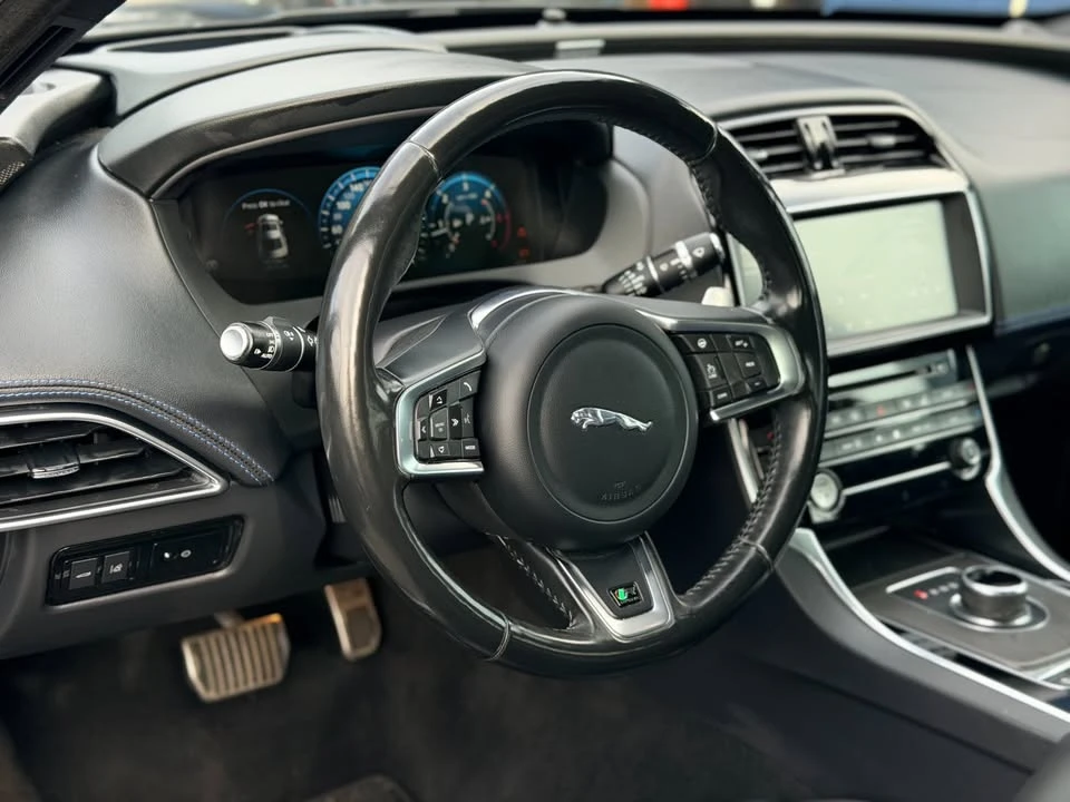 2018 Jaguar XE - Image 14 of 17
