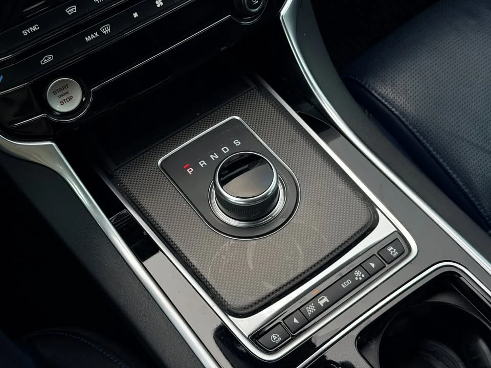 2018 Jaguar XE - Image 9 of 17