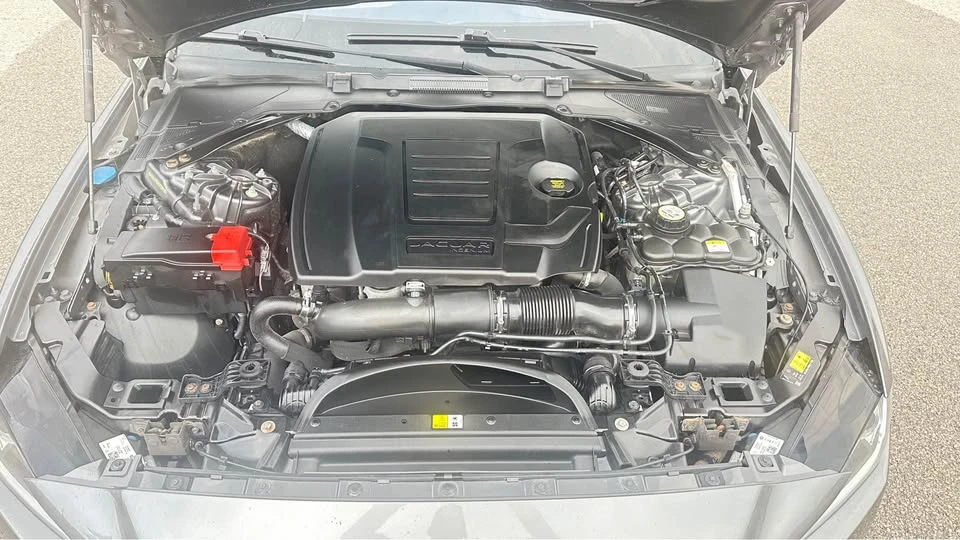 2018 Jaguar XE - Image 15 of 15
