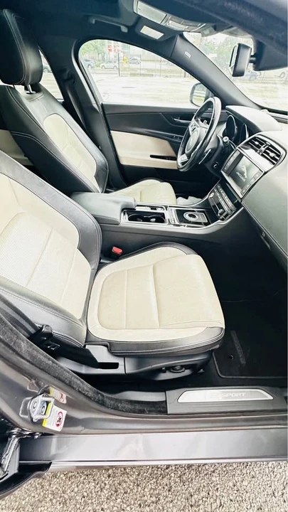 2018 Jaguar XE - Image 8 of 15
