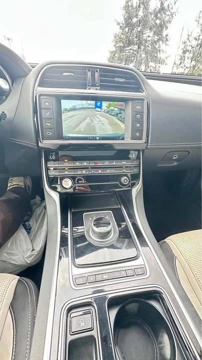 2018 Jaguar XE - Image 12 of 15