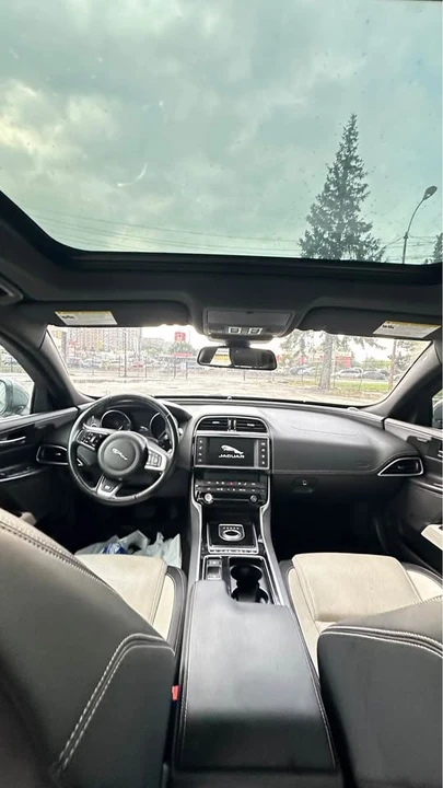 2018 Jaguar XE - Image 10 of 15