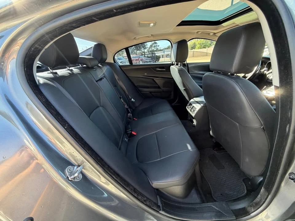 2018 Jaguar XE - Image 9 of 12
