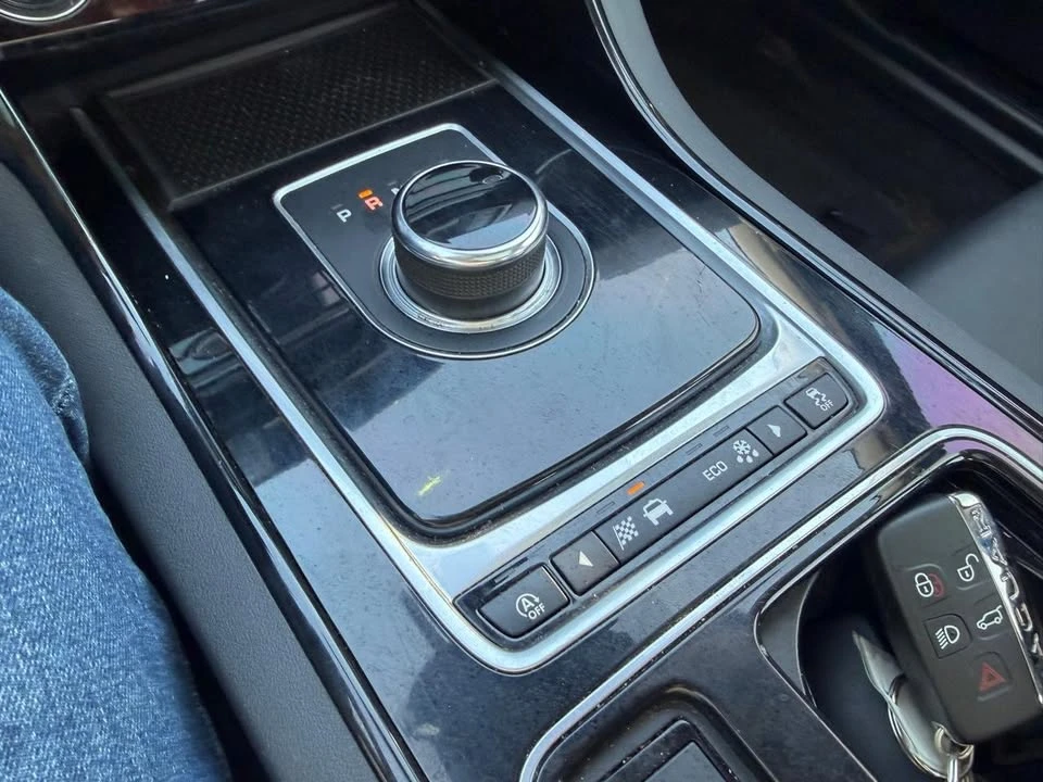 2018 Jaguar XE - Image 10 of 12