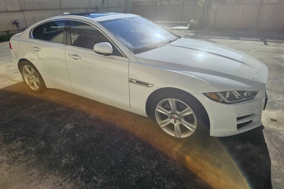 2018 Jaguar XE - Image 2 of 8