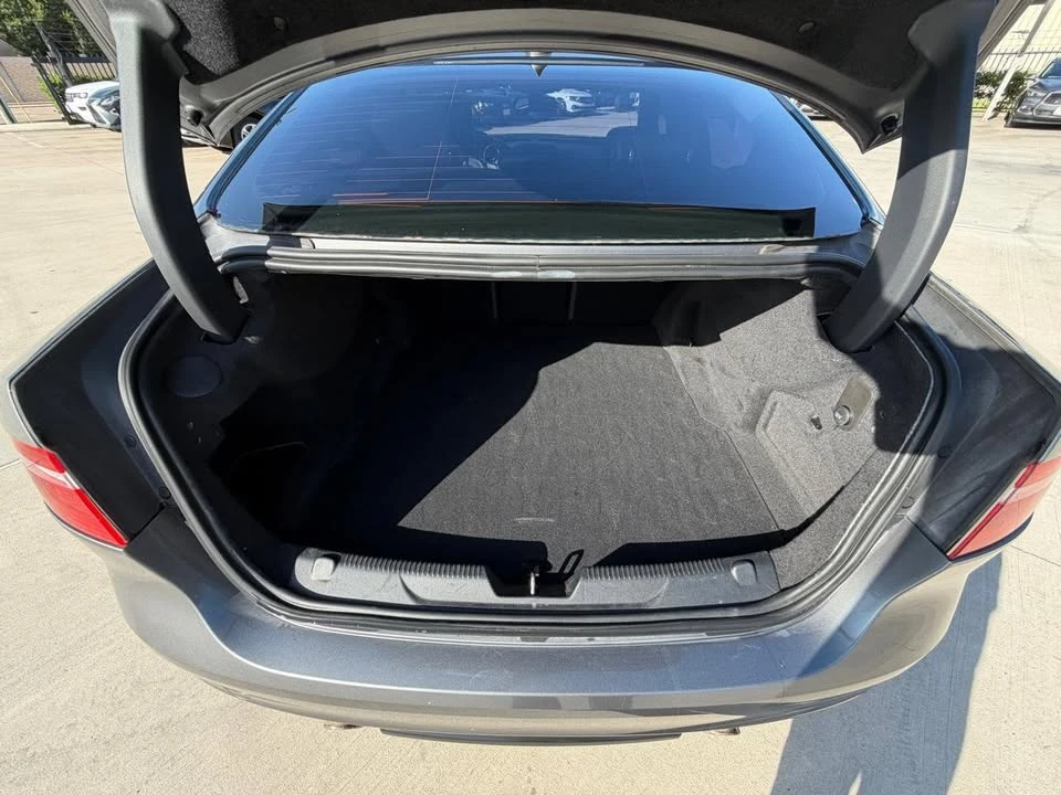 2018 Jaguar XE - Image 7 of 12