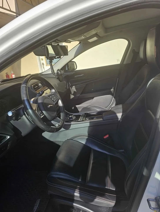 2018 Jaguar XE - Image 5 of 8