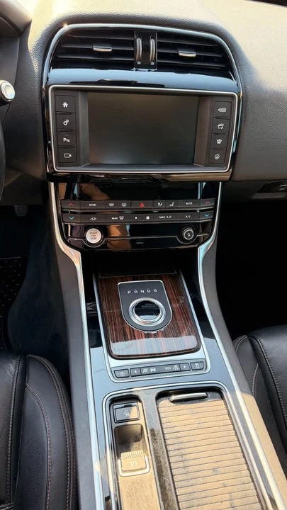 2018 Jaguar XE - Image 12 of 14