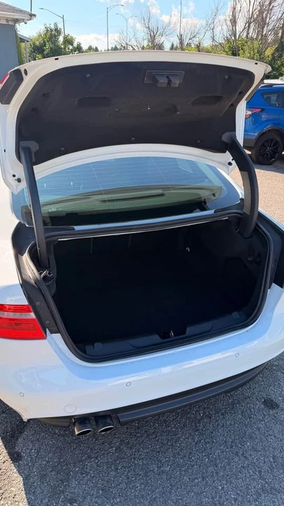 2018 Jaguar XE - Image 9 of 14