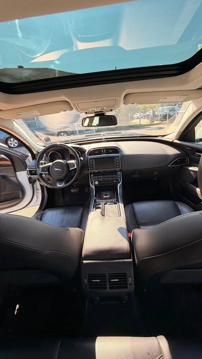 2018 Jaguar XE - Image 10 of 14