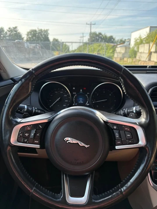 2018 Jaguar XE - Image 7 of 14