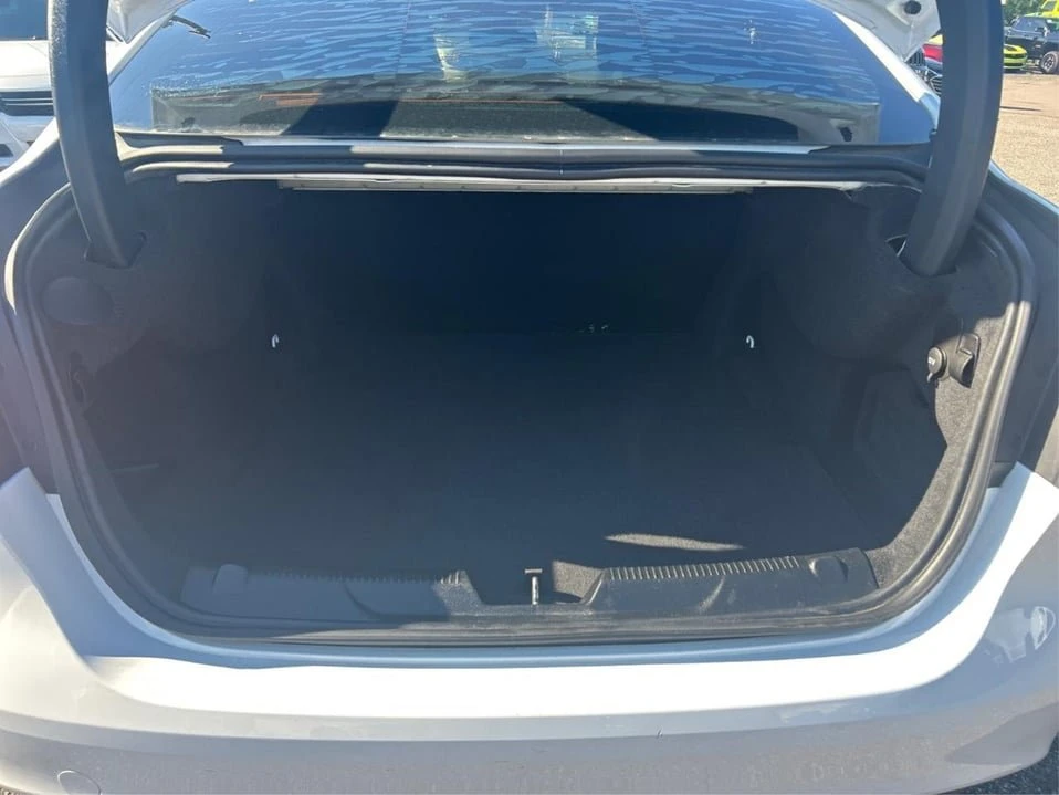 2018 Jaguar XE - Image 12 of 19