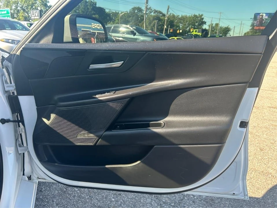 2018 Jaguar XE - Image 18 of 19