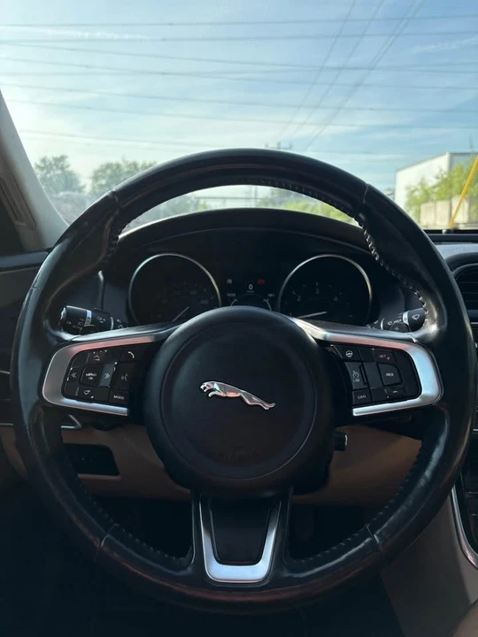 2018 Jaguar XE - Image 7 of 13