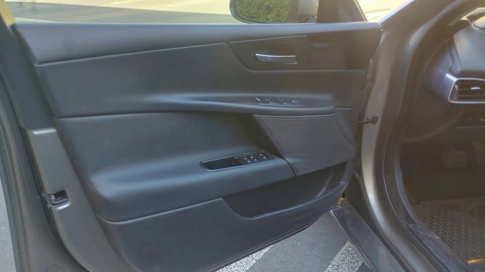 2018 Jaguar XE - Image 14 of 14