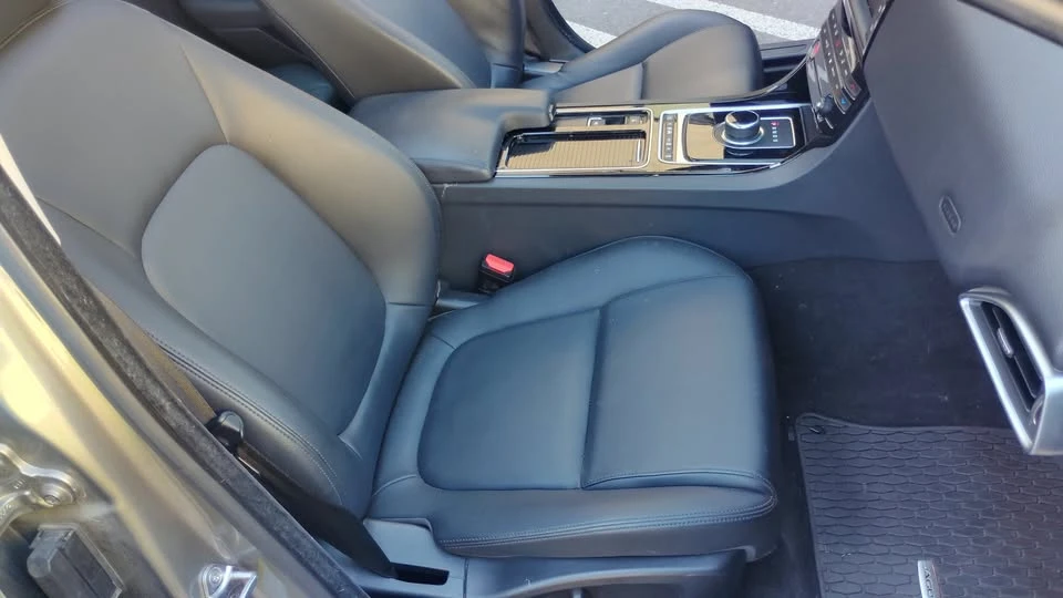 2018 Jaguar XE - Image 10 of 14