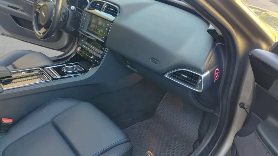 2018 Jaguar XE - Image 9 of 14