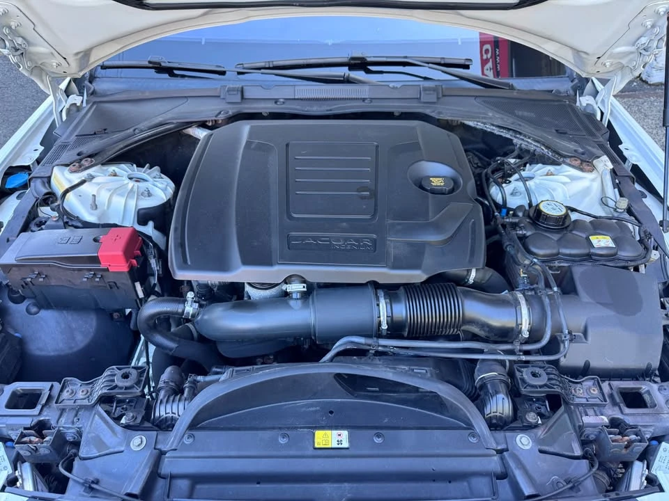 2018 Jaguar XE - Image 19 of 20