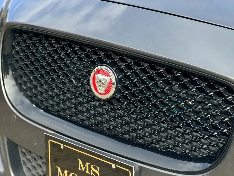 2018 Jaguar XE - Image 5 of 17