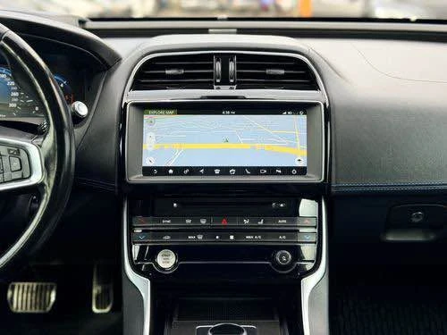 2018 Jaguar XE - Image 13 of 17