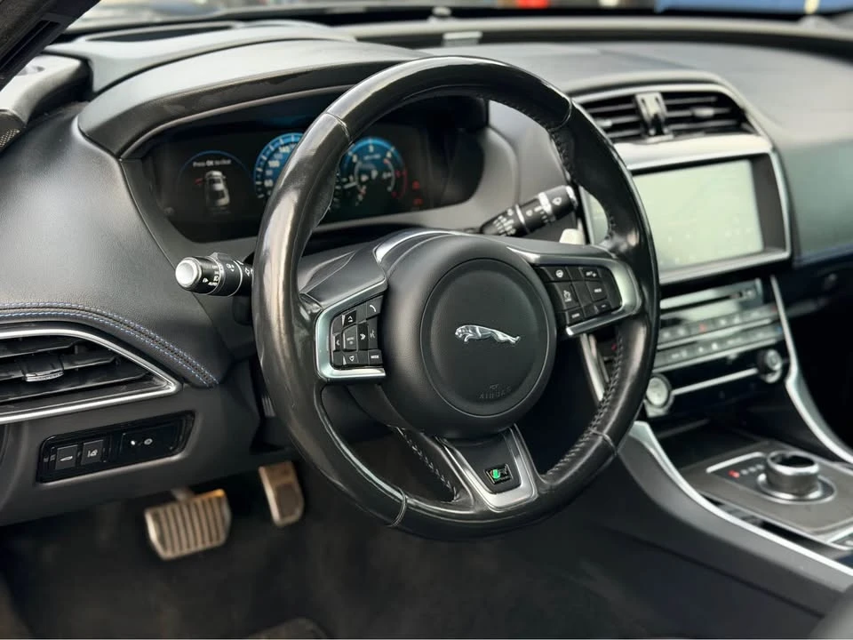 2018 Jaguar XE - Image 9 of 17