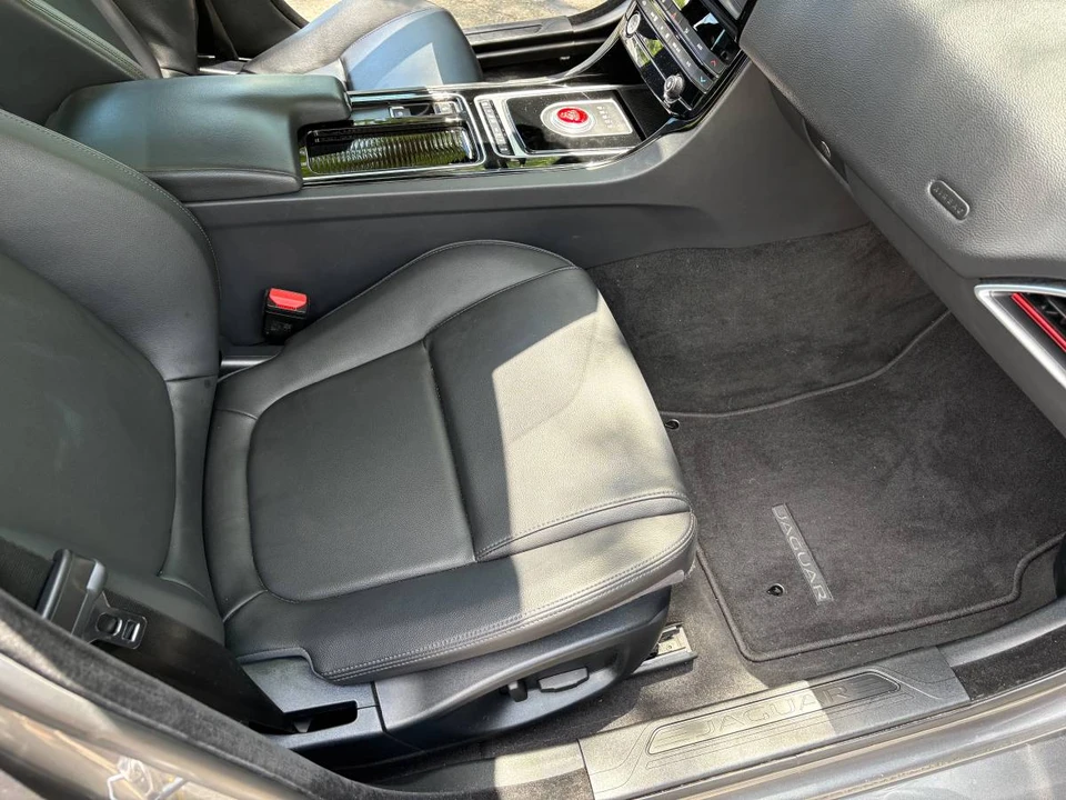 2018 Jaguar XE - Image 16 of 17