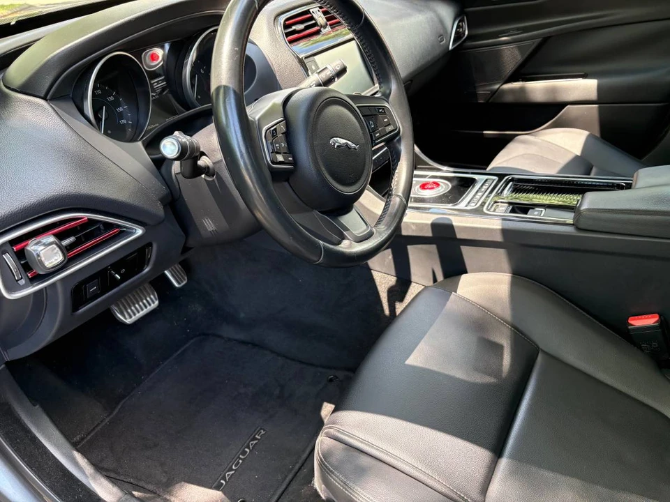 2018 Jaguar XE - Image 11 of 17