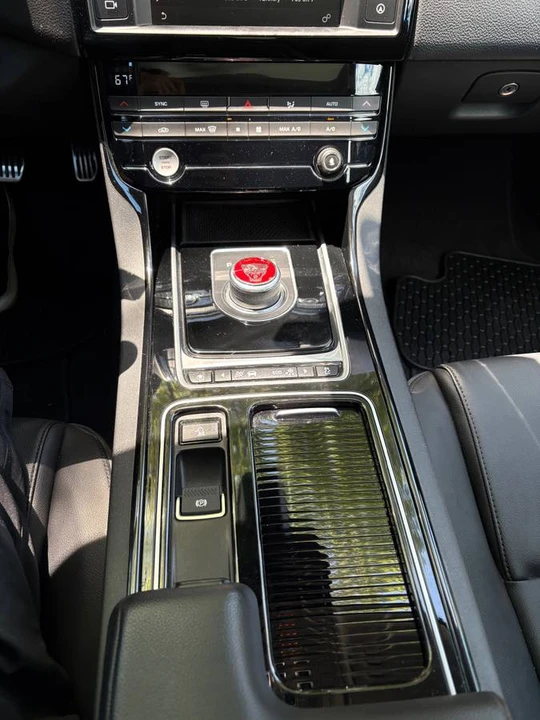 2018 Jaguar XE - Image 13 of 17