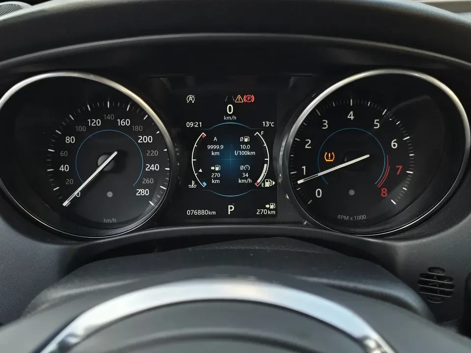 2018 Jaguar XE - Image 9 of 16