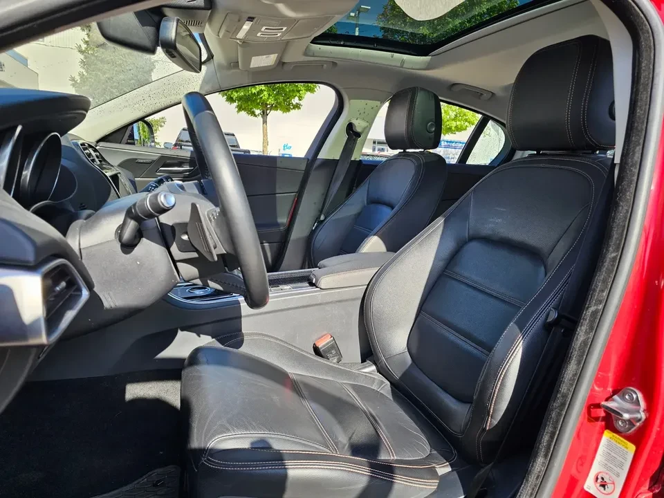 2018 Jaguar XE - Image 7 of 16